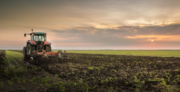 El colombiano coleccionista y restaurador de tractores