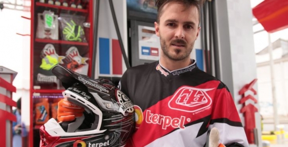 Tatán Mejía enseña qué tener en cuenta al tanquear una moto