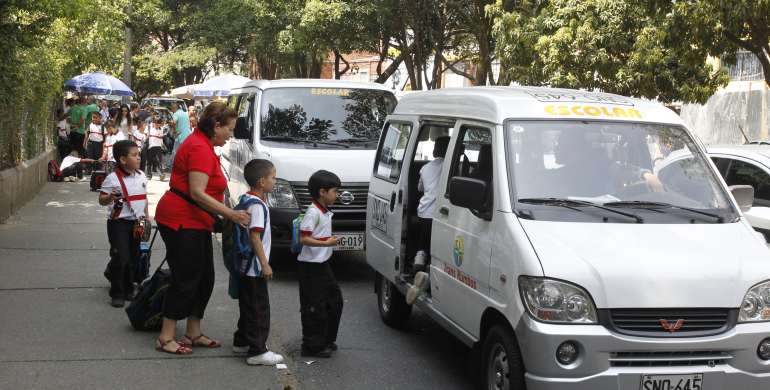 Qué condiciones debe cumplir el transporte escolar