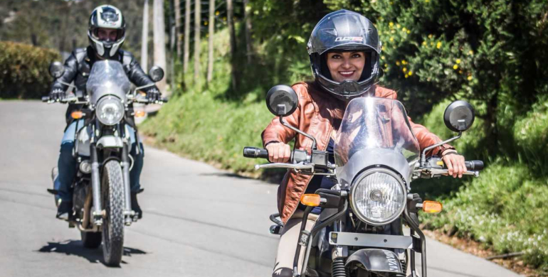 Mujeres que desafían la velocidad sobre dos ruedas