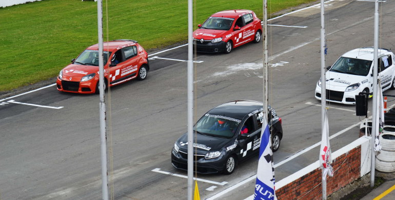 Famosos colombianos compiten en la Carrera Rosa 