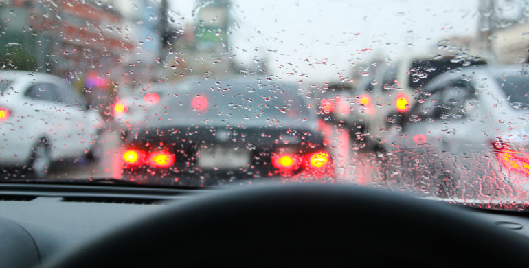 Recolectar y utilizar el agua de lluvia como limpiaparabrisas del carro