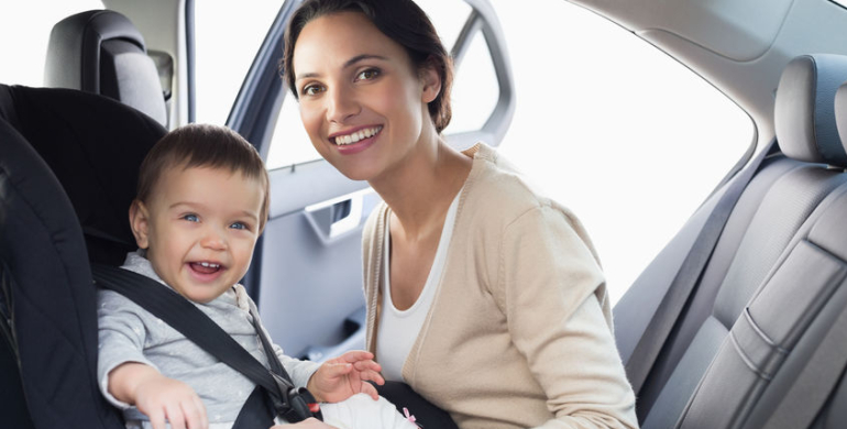 Bebé De 1 Año De Edad Conduce Coche De Bebé Fotos, retratos