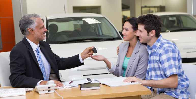 Personas comprando carro