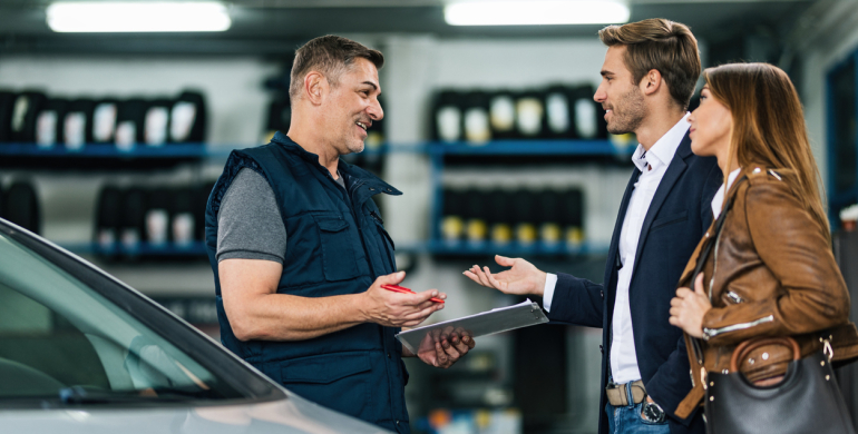 Piezas De Repuesto Para Automóviles En La Cesta De La Compra