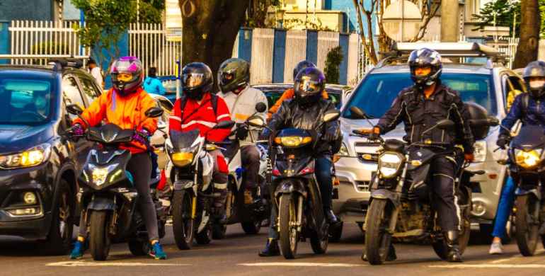 ¡Motociclistas! Ya es obligatorio portar el nuevo diseño de la placa en el casco