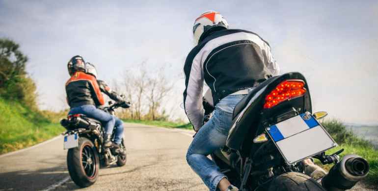 ¿Cómo aplicar la frenada correctamente para mantener el control de la moto?