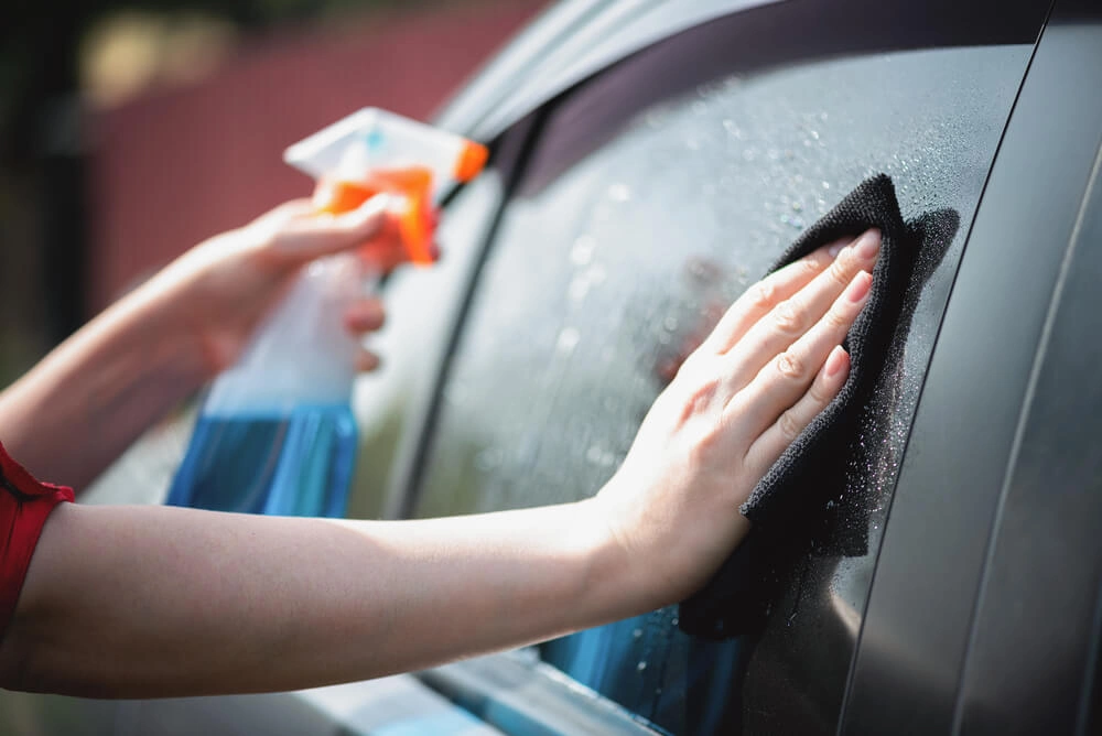 Cómo limpiar los cristales del coche: la mejor forma de limpiarlos por  dentro y por fuera