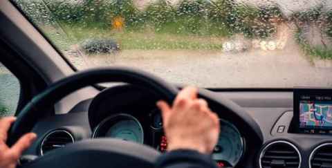 ¿Cómo conducir de forma segura con lluvia y dominar el clima en carretera?